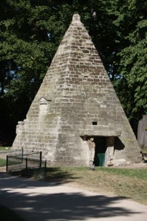 France, ile de france, paris, 8e arrondissement, parc monceau, jardin public, pyramide

Date : 2011-2012