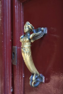 France, ile de france, paris 8e arrondissement, 7 rue tronchet, hotel de pourtales, club sfr, entree, couloir, decor mur, porte et son heurtoir

Date : 2011-2012