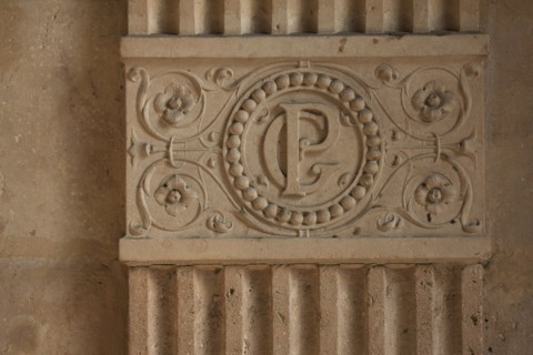 France, ile de france, paris 8e arrondissement, 7 rue tronchet, hotel de pourtales, club sfr, entree, couloir, decor mur, monogramme

Date : 2011-2012