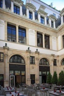 France, ile de france, paris 8e arrondissement, 7 rue tronchet, hotel de pourtales, club sfr, terrasse

Date : 2011-2012