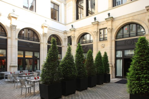 France, ile de france, paris 8e arrondissement, 7 rue tronchet, hotel de pourtales, club sfr, terrasse

Date : 2011-2012