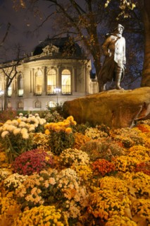 France, ile de france, paris 8e arrondissement, place champs elysees clemenceau, statue de clemenceau, en arriere plan le petit palais

Date : 2011-2012
