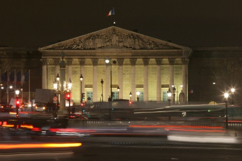 France, ile de france, paris 7e arrondissement, place de la concorde, facade du palais bourbon, assemblee nationale, seine, nuit, dome, circulation de voitures

Date : 2011-2012