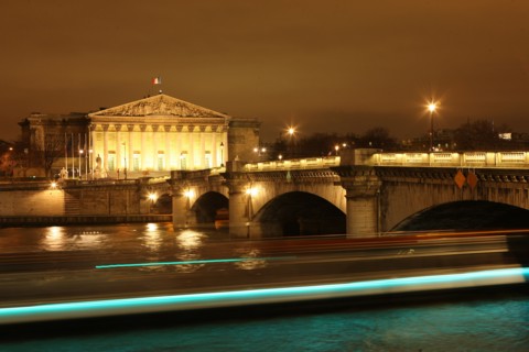 France, ile de france, paris 7e arrondissement, pont de la concorde, facade du palais bourbon, assemblee nationale, seine, nuit, institution,  etat, deputes, pouvoir legislatif, trace de bateau mouche...