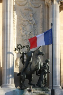 France, ile de france, paris 8e arrondissement, avenue franklin roosevelt, palais de la decouverte, facade sur rue, sculpture, drapeau francais

Date : 2011-2012