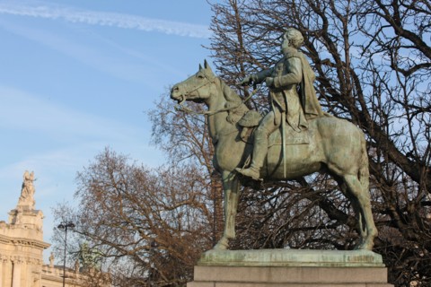 France, ile de france, paris 8e arrondissement, cours la reine, statue equestre de simon bolivar par emmanuel fremiet, au fond grand palais

Date : 2011-2012