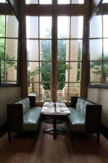 France, ile de france, paris 8e arrondissement, avenue winston churchill, le minipalais, restaurant du grand palais, terrasse, colonnes, gastronomie

Date : 2011-2012