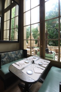 France, ile de france, paris 8e arrondissement, avenue winston churchill, le minipalais, restaurant du grand palais, terrasse, colonnes, gastronomie

Date : 2011-2012