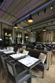 France, ile de france, paris 8e arrondissement, avenue winston churchill, le minipalais, restaurant du grand palais, terrasse, colonnes, gastronomie

Date : 2011-2012