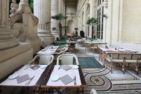 France, ile de france, paris 8e arrondissement, avenue winston churchill, le minipalais, restaurant du grand palais, terrasse, colonnes, gastronomie

Date : 2011-2012