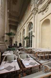 France, ile de france, paris 8e arrondissement, avenue winston churchill, le minipalais, restaurant du grand palais, terrasse, colonnes, gastronomie

Date : 2011-2012