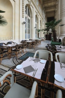 France, ile de france, paris 8e arrondissement, avenue winston churchill, le minipalais, restaurant du grand palais, terrasse, colonnes, gastronomie

Date : 2011-2012