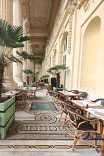 France, ile de france, paris 8e arrondissement, avenue winston churchill, le minipalais, restaurant du grand palais, terrasse, colonnes, gastronomie

Date : 2011-2012