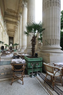 France, ile de france, paris 8e arrondissement, avenue winston churchill, le minipalais, restaurant du grand palais, terrasse, colonnes, gastronomie

Date : 2011-2012