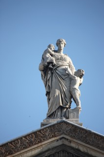 France, ile de france, paris 9e arrondissement, 18 rue de chateaudun, eglise notre dame de lorette, facade, architecte hippolyte lebas, colonnes, fronton, sculpture, detail sommet du fronton

Date : 2...