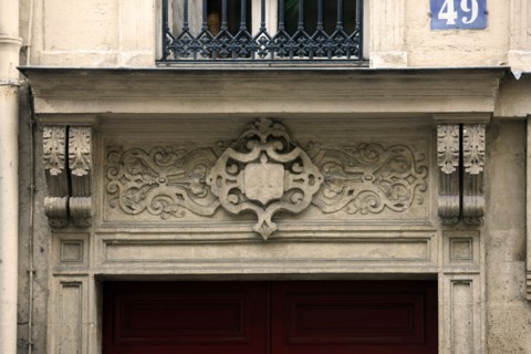 France, ile de france, paris 9e arrondissement, rue notre dame de lorette, immeuble, no49, restauration, decor, sculpture,  detail dessus de porte

Date : 2011-2012