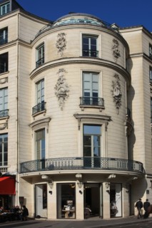 france, region ile de france, paris 9e arrondissement, 1 rue caumartin, 2 boulevard de la Madeleine, angle, rotonde, facade, 18eme siecle, sculpture, magasin Habitat. 

Date : 2011-2012