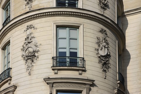 france, region ile de france, paris 9e arrondissement, 1 rue caumartin, 2 boulevard de la Madeleine, angle, rotonde, facade, 18eme siecle, sculpture, magasin Habitat. 

Date : 2011-2012