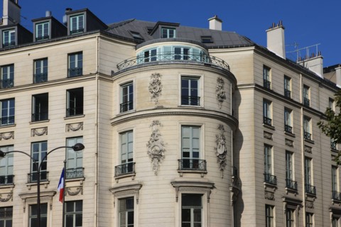 france, region ile de france, paris 9e arrondissement, 1 rue caumartin, 2 boulevard de la Madeleine, angle, rotonde, facade, 18eme siecle, sculpture, magasin Habitat. 

Date : 2011-2012