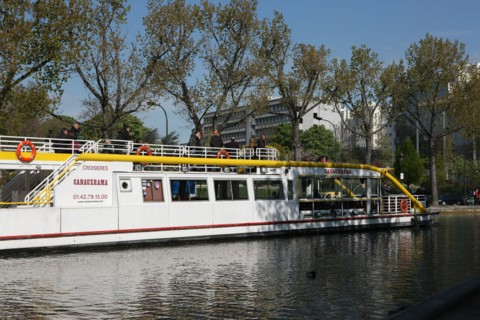France, ile de france, paris 10e arrondissement, canal saint martin, quai de valmy, magasin antoine et lili, bateau canauxrama

Date : 2011-2012