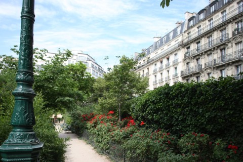 France, ile de france, paris, 10e arrondissement,  rue lafayette, square montholon, espace vert, jardin, rosiers, allee

Date : 2011-2012