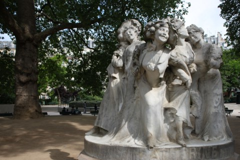 France, ile de france, paris, 10e arrondissement,  rue lafayette, square montholon, espace vert, jardin, un groupe en marbre de Julien Lorieux (1876-1915), intitule La Sainte Catherine de 1908, acquis...