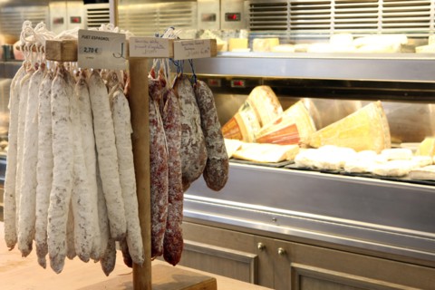 France, ile de france, paris 10e arrondissement, 59 rue du faubourg saint martin, epicerie fine et cave julhes, vins, fromage, gastronomie

Date : 2011-2012