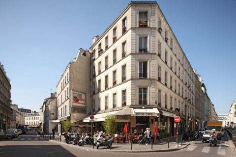 France, ile de france, paris 11e arrondissement, angle rue de charonne-rue keller, batiment d'angle, terrasse de cafe

Date : 2011-2012
