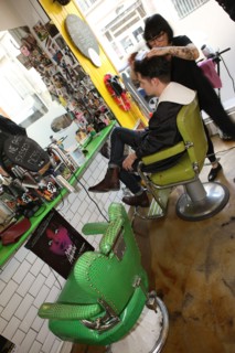 France, ile de france, paris 11e arrondissement, 3 rue saint sabin, salon de coiffure rock : ultra, tatouages

Date : 2011-2012