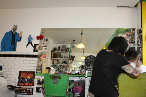 France, ile de france, paris 11e arrondissement, 3 rue saint sabin, salon de coiffure rock : ultra, tatouages

Date : 2011-2012