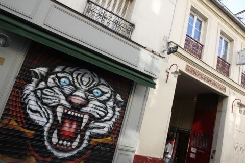 France, ile de france, paris 11e arrondissement, 1 rue de crussol, bar entree des artistes, jouxtant le cirque d'hiver, rideau de fer, tigre

Date : 2011-2012