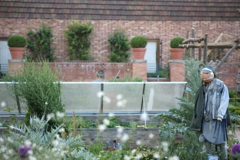 France, ile de france, paris, 12e arrondissement, bercy, parc de bercy, maison du jardinage, jardins potagers des enfants, epouvantail

Date : 2011-2012