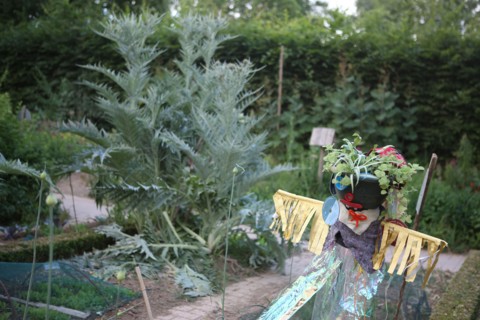 France, ile de france, paris, 12e arrondissement, bercy, parc de bercy, maison du jardinage, jardins potagers des enfants, epouvantail

Date : 2011-2012