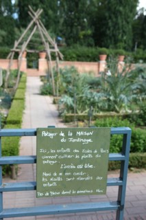 France, ile de france, paris, 12e arrondissement, bercy, parc de bercy, maison du jardinage, jardins potagers des enfants, epouvantail

Date : 2011-2012
