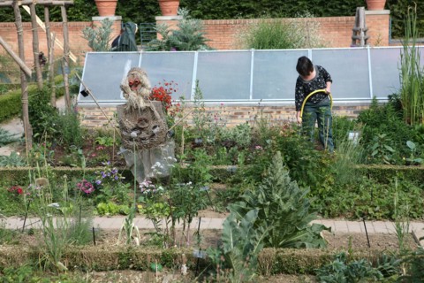 France, ile de france, paris, 12e arrondissement, bercy, parc de bercy, jardins potagers des enfants, epouvantail

Date : 2011-2012