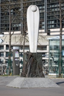 France, ile de france, paris 12e arrondissement, bercy, place du bataillon du pacifique, monument a la memoire de berty albrecht, resistante

Date : 2011-2012