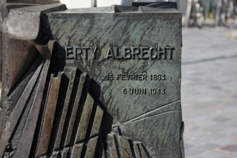 France, ile de france, paris 12e arrondissement, bercy, place du bataillon du pacifique, monument a la memoire de berty albrecht, resistante

Date : 2011-2012