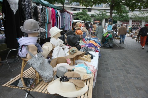 France, ile de france, paris, 12e arrondissement , rue et place d'aligre, marche, fripes et vetements

Date : 2011-2012