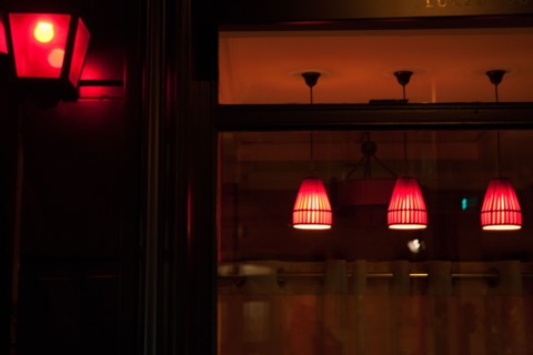 france, ile de france, paris, 5e arrondissement, boulevard saint michel,detail vitrine hotel, lumiere rouge, nuit, matin
