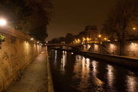 france, ile de france, paris, 1e arrondissement, quai de montebello, seine, nuit, matin, eau, passant, notre dame,
