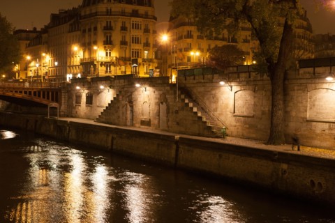 france, ile de france, paris, 1e arrondissement, quai de montebello, seine, nuit, matin, eau, passant, notre dame,