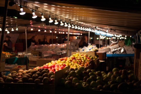 france, region ile de france, paris 7e arrondissement, avenue de saxe, marche de saxe breteuil, commerce, preparation des etals au petit matin, nuit, tour montparnasse au fond,