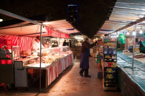 france, region ile de france, paris 7e arrondissement, avenue de saxe, marche de saxe breteuil, commerce, preparation des etals au petit matin, nuit, tour montparnasse au fond,