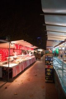 france, region ile de france, paris 7e arrondissement, avenue de saxe, marche de saxe breteuil, commerce, preparation des etals au petit matin, nuit, tour montparnasse au fond,