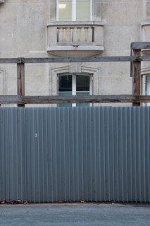 france, region ile de france, paris 7e arrondissement, rue de l'universite, detail batiment, travaux, palissade, chantier.
Date : decembre 2012.