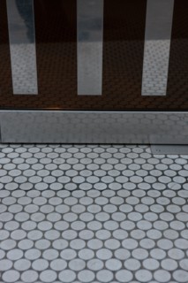france, region ile de france, paris 7e arrondissement, rue de l'universite, detail fenetre et carrelage hexagonal,