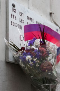 france, region ile de france, paris 7e arrondissement, rue de l'universite, plaque commemorative et bouquet en hommage aux anciens combattants morts pour lma france, seconde guerre mondiale,
