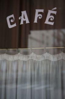 france, region ile de france, paris 7e arrondissement, rue de l'universite, devanture, facade d'un cafe, bar, rideau, lettrage.
Date : decembre 2012.