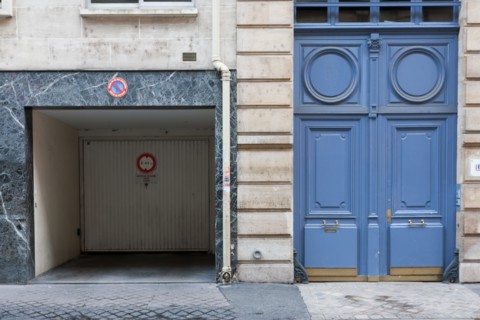 france, region ile de france, paris 7e arrondissement, rue de l'universite, entree de parking, porte d'immeuble a cote,