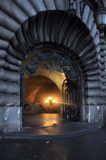 france, region ile de france, paris 7e arrondissement, pile du pont alexandre III, tunnel souterrain sous le pont, circulation, matin, fin de nuit, eclairage,